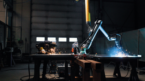 With the same 1750 mm (68.9 in) reach as the popular UR20 cobot model and a significantly slimmer profile, UR8 Long combines reach, stability and precision in a rugged, compact, lightweight form.